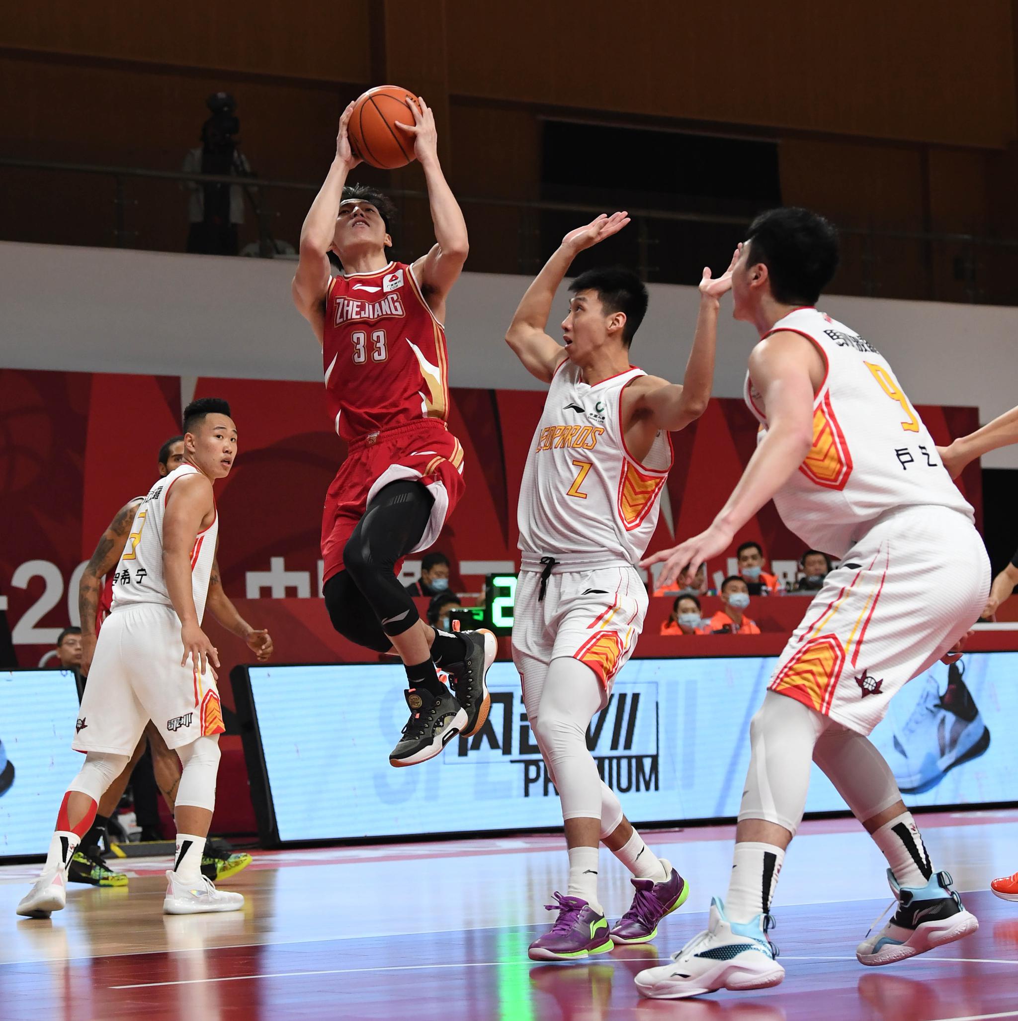 浙江队险胜深圳队，周琦带队取胜